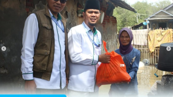 Penyaluran Bantuan untuk Penyintas Banjir Rob di Kampung Beting