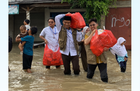 Penyaluran Bantuan untuk Korban Banjir di Kampung Jati, Kebalen, Babelan, Bekasi